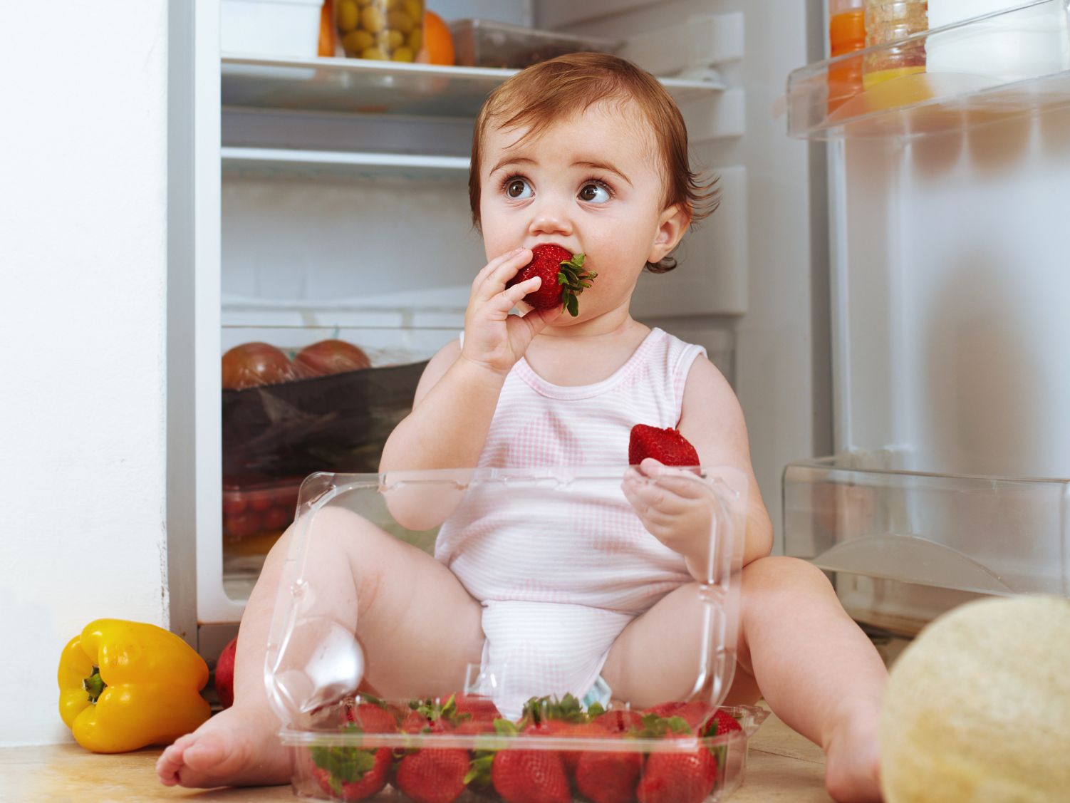 cant-talk-eating-strawberries-shot-of-a-toddler-2023-11-27-05-33-04-utc Showroom Simonin Electroménager Genève