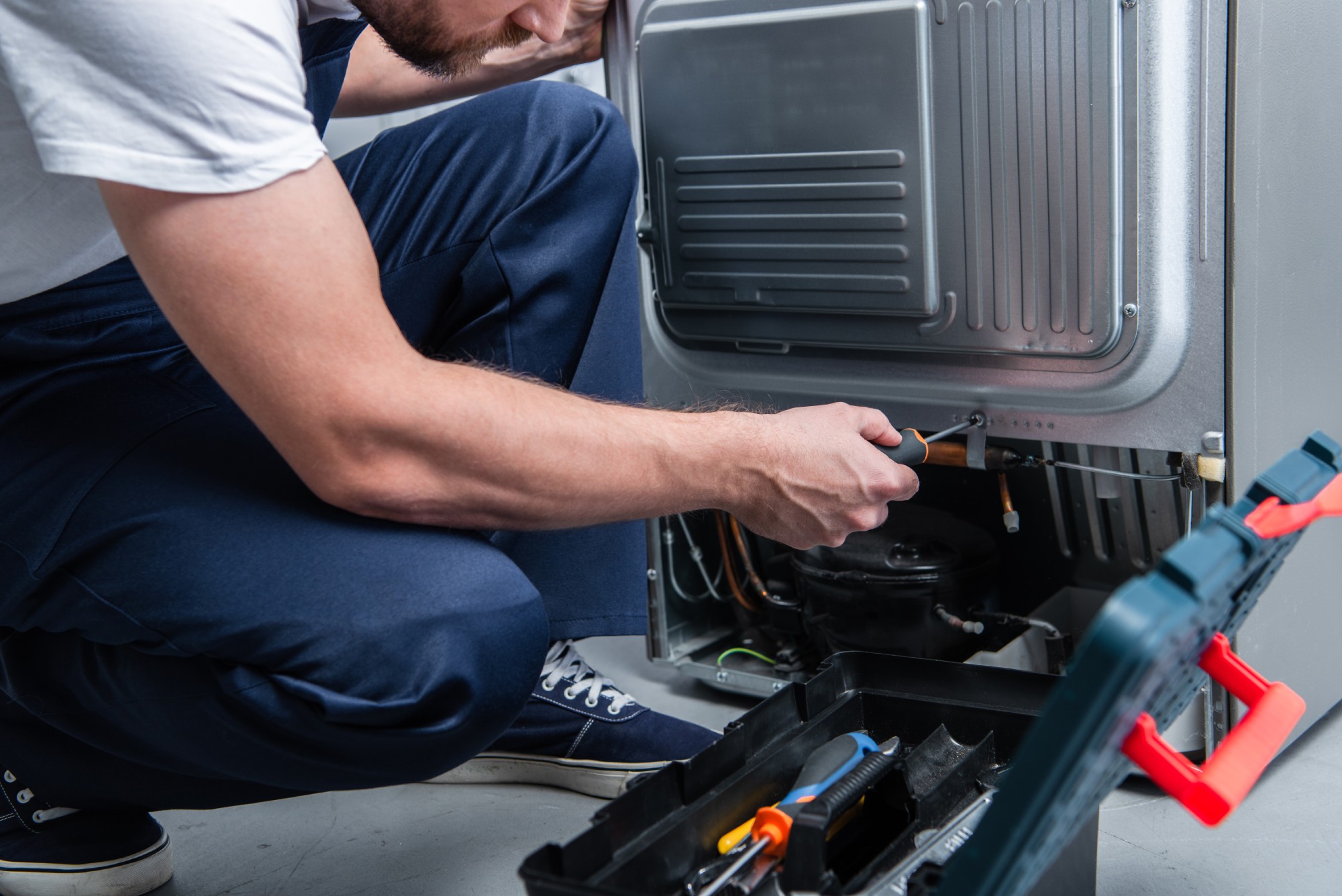 partial-view-of-repairman-in-working-overall-fixin-2023-11-27-05-31-31-utc https://elements.envato.com/fr/residential-dishwasher-filter-cleaning-4UD7XBD