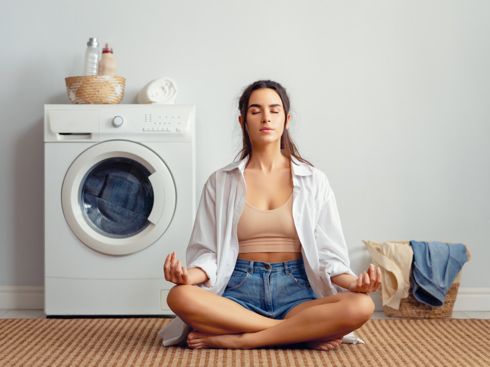 woman-doing-laundry-2023-11-27-05-06-37-utc-1 pièces détachées appareils électroménagers